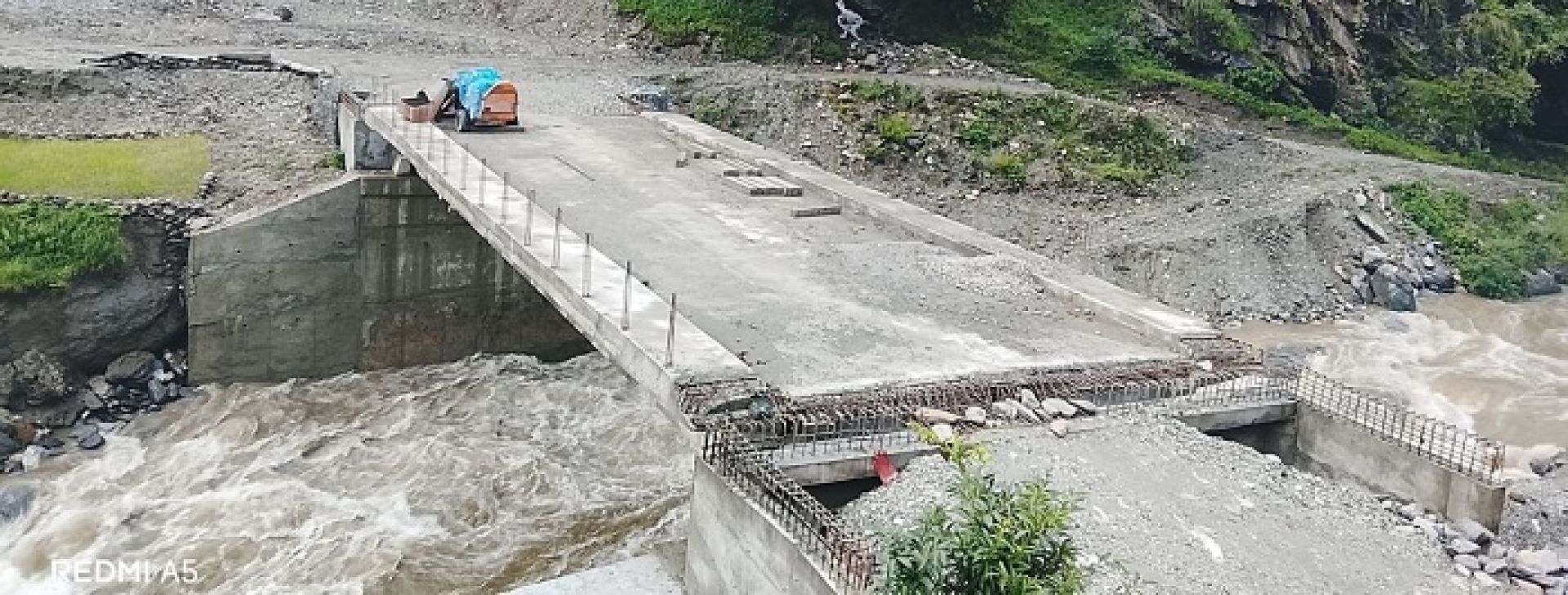 बाजुराको अनाई खोला  पक्की पुलः ९० प्रतिशत काम सकियो, तीन महिनाभित्रै गाडी गुड्ने